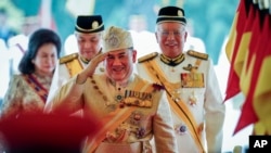 Quốc vương Malaysia Muhammad V (giữa).