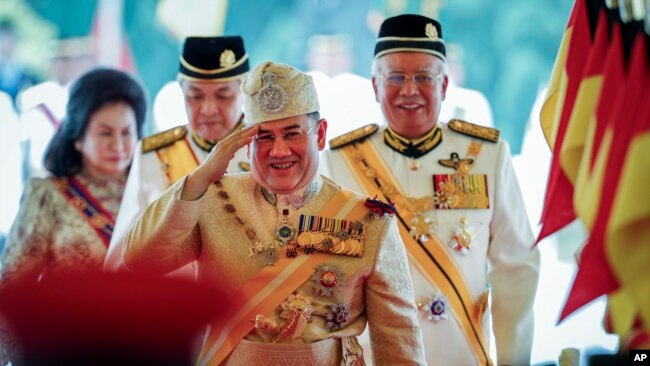 Quốc vương Malaysia Muhammad V (giữa).