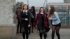 یک سوم دختران بریتانیایی می گویند در لباس مدرسه مورد آزار جنسی قرار گرفتند