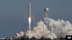 Orbital Sciences Corporation meluncurkan roket pertamanya, roket Antares dari fasilitas peluncuran NASA di kepulauan Wallops, negara bagian Virginia, Minggu (21/4).