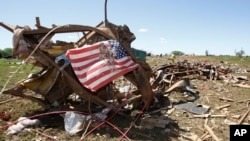 Una bandera fue colocada sobre parte de los escombros que quedaron en Woodward, Oklahoma.