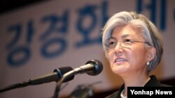 강경화 신임 한국 외교부 장관이 19일 서울 외교부청사에서 열린 취임식에서 연설하고 있다.