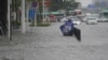 Banjir di China Tengah Akibatkan Penumpang Kereta Bawah Tanah Terjebak 