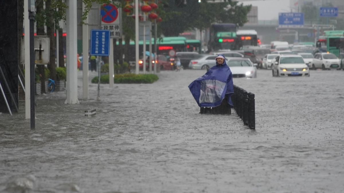 暴雨令河南多市一片汪洋惨状连连 郑州进入一级应急防汛