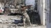 Un membre de l'armée nationale libyenne tire lors d'affrontements avec des militants islamistes dans le dernier bastion des militants à Benghazi, Libye, 6 juillet 2017.