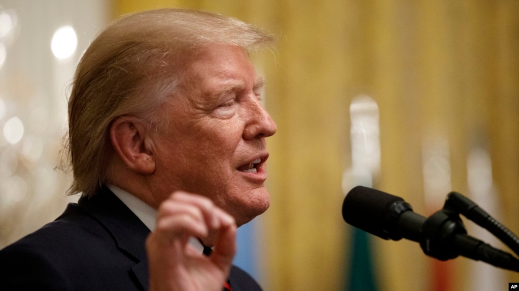 El presidente Donald Trump habla durante la recepción del Mes de la Herencia Hispana en el Salón Este de la Casa Blanca en Washington D.C., el viernes 27 de septiembre de 2019. (Foto AP/Carolyn Kaster)