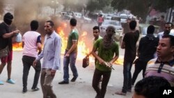 Partidarios de la Hermandad Musulmana bloquean calles con incendios durante enfrentamientos con fuerzas egipcias en El Cairo, el martes, 30 de junio de 2015. 