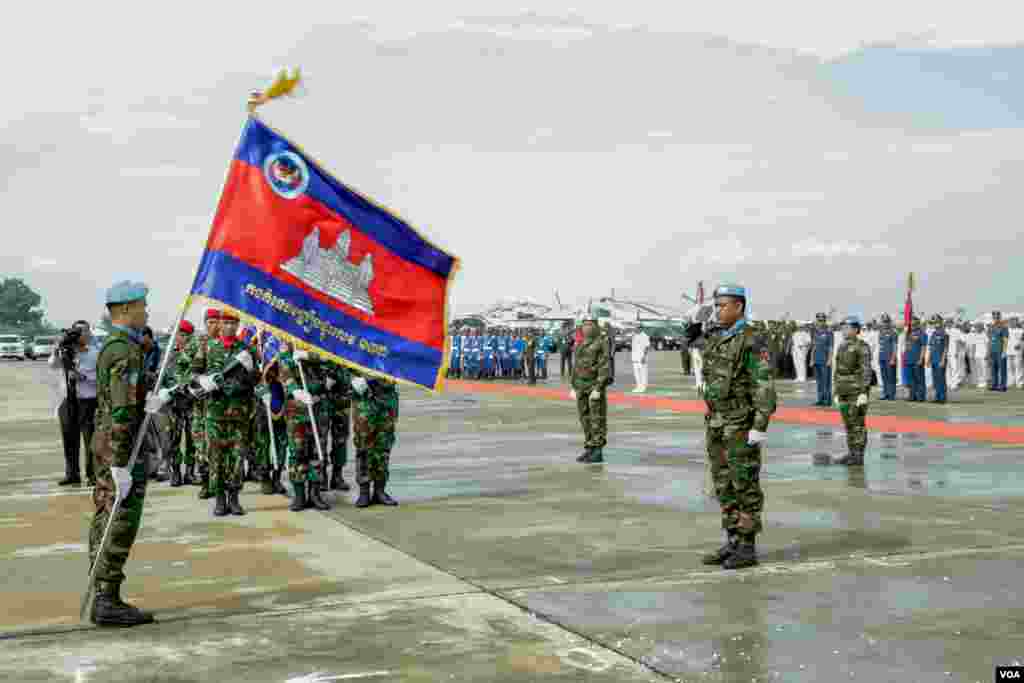 ទិដ្ឋភាពទូទៅនៃពិធីជូនដំណើរដល់កងកម្លាំងមួកខៀវកម្ពុជាចំនួន ៤២៨នាក់ ដែលនឹងចេញដំណើរទៅចូលរួមបេសកកម្មរក្សាសន្តិភាពក្នុងប្រទេសម៉ាលី និងប្រទេសស៊ូដង់ខាងត្បូង នាមូលដ្ឋានទ័ពអាកាសពោធិ៍ចិនតុង រាជធានីភ្នំពេញ ថ្ងៃទី៣ ខែឧសភា ឆ្នាំ២០១៨។ (អូន ឆេងប៉រ/VOA) 