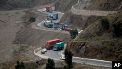 پاکستان اور افغانستان کے درمیان زیادہ تر تجارت طورخم کے راستے ٹرکوں کے ذریعے ہوتی ہے۔ 