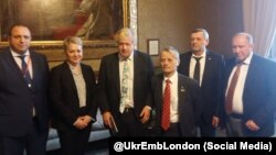 Міністр закордонних справ Борис Джонсон з кримсько-татарськими лідерами і послом України у Лондоні