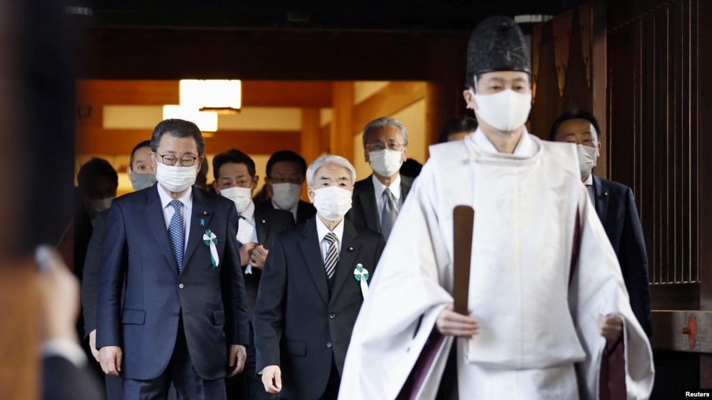 日本国会议员前去参拜东京靖国神社。（2021年12月7日）(photo:VOA)