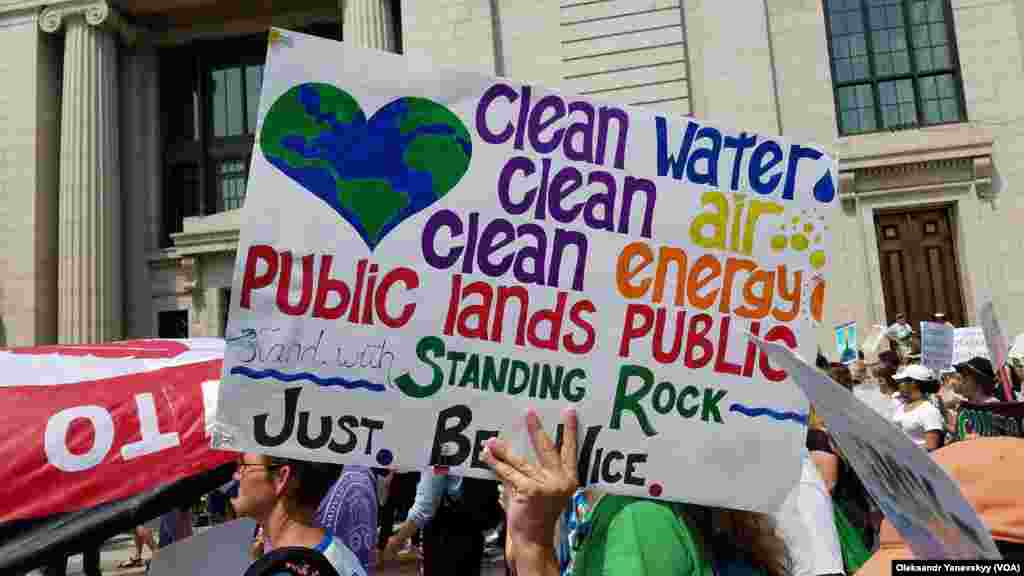 Напись на плакате: &laquo;Чистая вода. Чистый воздух. Чистая энергия. Всеобщая земля - &nbsp;индейская резервация Стэндинг-Рок. Просто будьте добрее&raquo;