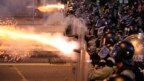 Cảnh sát bắn hơi cay vào người biểu tình ở Hong Kong hôm 28/7.
