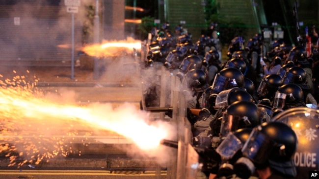 香港警察向抗议者释放催泪瓦斯。(2019年7月28日)