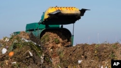 Un camión descarga desechos orgánicos que se utilizarán para el compostaje en las instalaciones de compostaje anaeróbico en Woodland, California, el 30 de noviembre de 2021. 