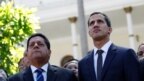 Chủ tịc Quốc hội lập hiến của Venezuela Juan Guaido (phải) và cấp phó của ông, Edgar Zambrano, rời quốc hội sau một buổi làm việc. Ông Zambrano bị tình báo Venezuela bắt hôm 8/5.