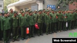 数百解放军退伍老兵10月31日到北京军委上访。(64天网图片)