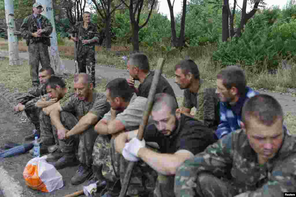 Полонені українські військові у Сніжному.