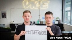 Vice News muhabirleri Jake Hanrahan ve Philip John Pendlebury arkadaşları Muhammed İsmail Resul'ün serbest bırakılması çağrısı yapıyor