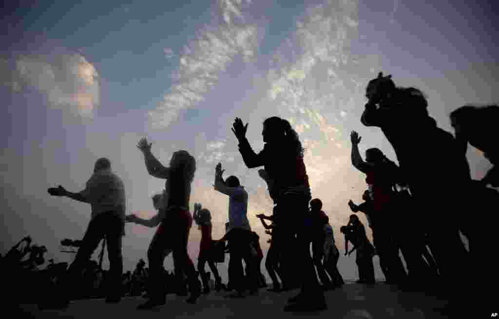 Para perempuan dan aktivis berpartisipasi dalam acara untuk mendukung gerakan 'One Billion Rising' di Mumbai, India (14/2). (AP/Rafiq Maqbool)