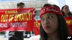 Protes anti Tiongkok di Manila terkait sengketa Spratly (foto: dok). Banyak perusahaan enggan mengajukan tawaran untuk eksplorasi minyak dan gas di Laut Cina Selatan karena sengketa teritorial yang melibatkan banyak negara.