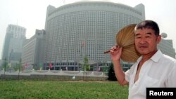 一位北京居民走过北京的中国外交部大楼（资料照片）