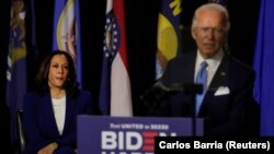 Тандем демократов Джо Байден и Камала Харрис на предвыборном мероприятии в Уилмингтоне, штат Делавэр, 12 августа 2020 г. 