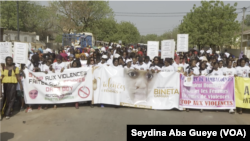 Des femmes en marche de protestation après le meurtre de Binta Camara dans cette ville situé à environ 500km au sud-est de Dakar, le 26 mai 2019. (VOA/Seydina Aba Gueye)