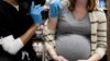 ARHIVA - Trudna žena prima vakcinu protiv kovida 19 u apteci u Šenksvilu u Pensilvaniji, 11. febraua 2021. (Foto: AP)