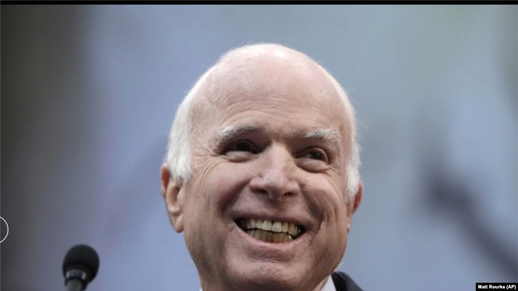 Thượng nghị sĩ John McCain nhận Huân chương Tự do tại Trung tâm Hiến Pháp Hoa Kỳ ở Philadelphia, ngày 16/10/2017. (Ảnh AP/Matt Rourke) 