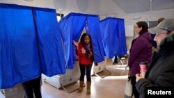 Cử tri bỏ phiếu trong cuộc bầu cử tổng thống Mỹ tại bang Philadelphia ngày 8/11/2016. Ngân sách tài trợ sắp tới sẽ giúp các tiểu bang trang bị thêm máy bỏ phiếu an toàn.