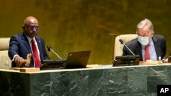 제76차 유엔총회 의장인 압둘라 샤히드 몰디브 외무장관(왼쪽)이 지난 14일 뉴욕 유엔본부에서 의사봉을 치며 임기 시작을 알리고 있다. 오른쪽은 안토니우 구테흐스 유엔 사무총장.