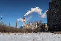 Kompleks pembangkit berbahan bakar batu bara terlihat di balik tanah yang tertutup salju di Harbin, Provinsi Heilongjiang, China, 15 November 2019. (Foto: REUTERS/Muyu Xu)