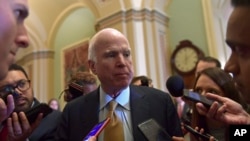 Le sénateur de l'Arizona, John McCain, entouré par les journalistes au Capitole, Washington, le 31 octobre 2017 