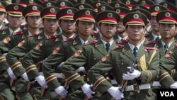 Parade militer pasukan Tiongkok di Beijing (foto: dok.). Kasus mata-mata memalukan bagi Beijing yang dibahas Jenderal Tiongkok justru beredar luas di internet.