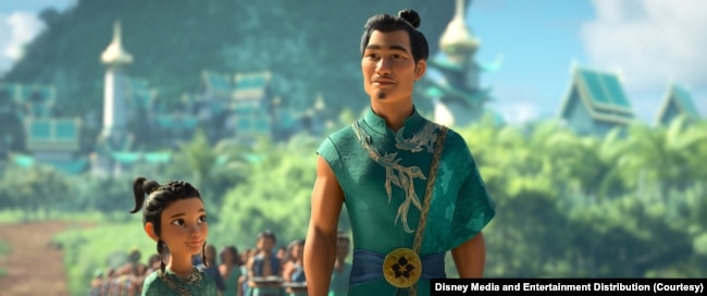 Raya kecil bersama sang ayah, Chief Benja, yang bercita-cita mempersatukan kembali negeri Kumandra. (Foto: Courtesy/Disney Media and Entertainment Distribution)