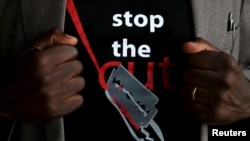 Seorang mengenakan T-shirt yang mendorong diakhirinya praktik sunat terhadap perempuan atau FGM (foto: ilustrasi). 