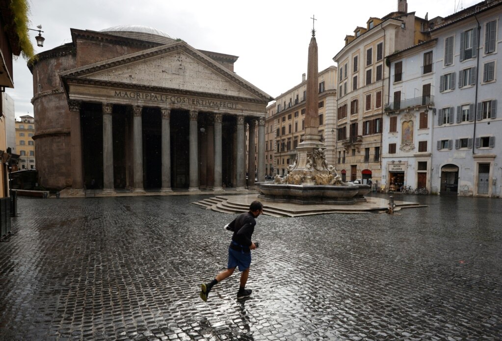 Një djalë vrapon në Panteon në Ditën e Vitit të Ri mes shpërthimit të sëmundjes së koronavirusit (COVID-19) në Romë, Itali 1 janar 2021. REUTERS / Guglielmo Mangiapane