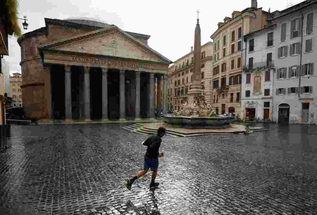 Një djalë vrapon në Panteon në Ditën e Vitit të Ri mes shpërthimit të sëmundjes së koronavirusit (COVID-19) në Romë, Itali 1 janar 2021. REUTERS / Guglielmo Mangiapane