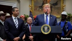 Prezidan ameriken an Donald Trump pandan li tap pale ak laprès te gen bò kote li Direktè FCC a, Komite Kominikasyon Federal la (FCC) nan Roosevelt Room, Lamezon Blanch 12 avril 2019. Washington. Foto: REUTERS/Carlos Barria 