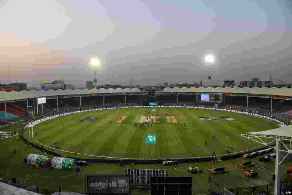 میچ کے بعد کھلاڑی اور آفیشلز گراؤنڈ میں موجود ہیں جب کہ اسٹینڈز خالی دکھائی دے رہے ہیں۔