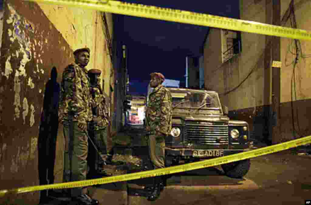 Kenyan police guard the scene of a suspected grenade blast at a pub in downtown Nairobi, Kenya, October 24, 2011 (file photo).