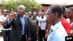 L'opposant Pierre Claver Maganga Moussavou, s'entretenant avec des jeunes de l'opposition qui manifestaient contre l'ancien ministre de l'Intérieur à Libreville, le 31 octobre 2012.