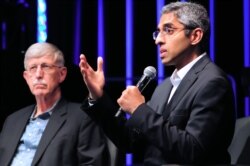 Seorang dokter AS Vivek Murthy dan Kepala National Institution of Health Dr. Francis Collins membahas peran musik dalam proses penyembuhan, 3 Juni 2017. (Foto: VOA)