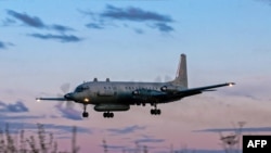 Arhiva - Ruski transportni avion IL-20M sleće na nepoznatoj lokaciji.