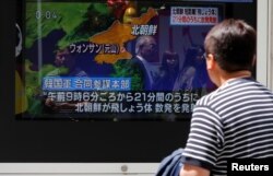 Un hombre mira un televisor que muestra un reportaje sobre una prueba norcoreana de proyectiles de corto alcance desde su costa este. Tokio, 4 de mayo de 2019.