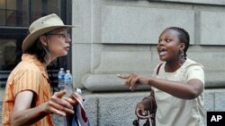 Crystal Johnson (R), a supporter of President Barack Obama's healthcare overhaul, debates with a protester outside the 11th Circuit Court of Appeals in Atlanta, June 2011. (file photo)