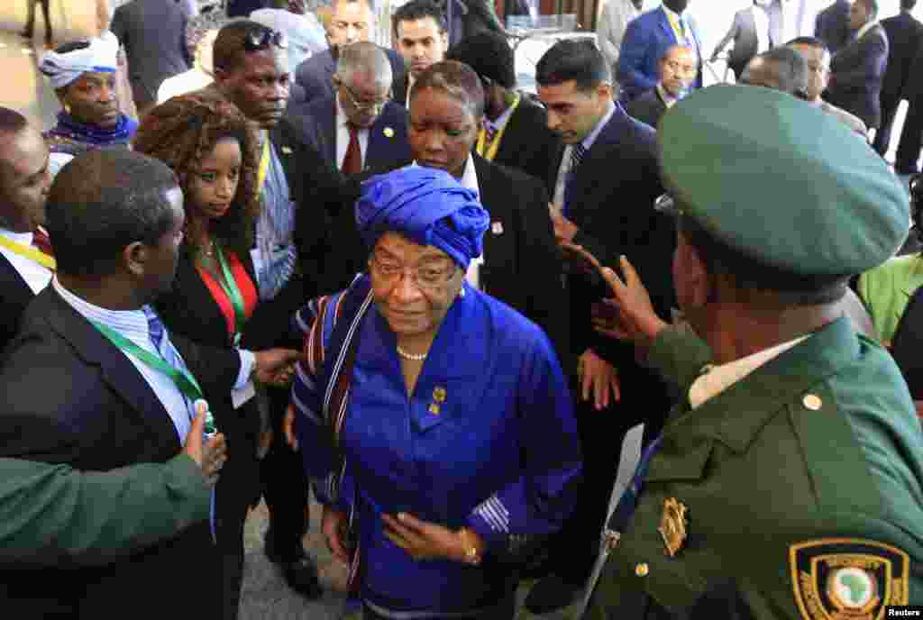 Rais Ellen Johnson-Sirleaf wa Liberia awasili kuhudhuria sherhe za ufunguzi wa mkutano wa 22 wa viongozi wa Umoja wa Afrika AU, mjini Addis Ababa, Jan. 30, 2014. 