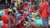 Suasana sebuah pasar di Papua. Perebakan virus corona di Papua, Senin, 13 April 2020, makin memprihatinkan seiring bertambahnya jumlah kasus dan wilayah yang terjangkit. (Foto: Alam Burhanan/VOA)