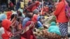 Suasana sebuah pasar tradisional di Papua sebelum terjadinya pandemi. (Foto: Alam Burhanan/VOA). Pemerintah akan menaikkan besaran dana otonomi khusus untuk provinsi Papua dan Papua Barat.